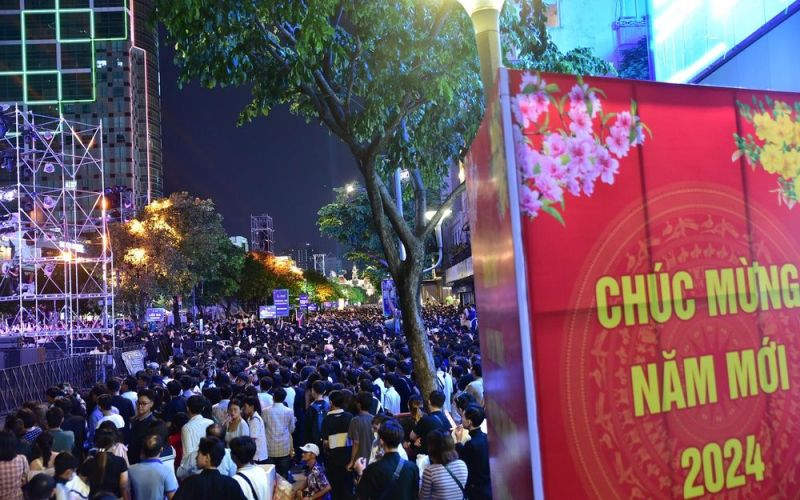 Pháo hoa đẹp lộng lẫy trên bầu trời TP.HCM, chào năm mới 2024