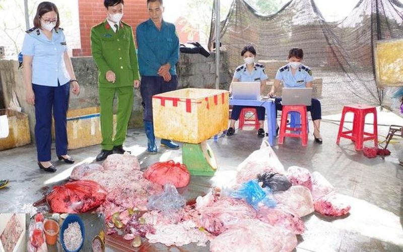 Phát hiện 1 tấn nội tạng heo tại cơ sở cạnh nghĩa trang