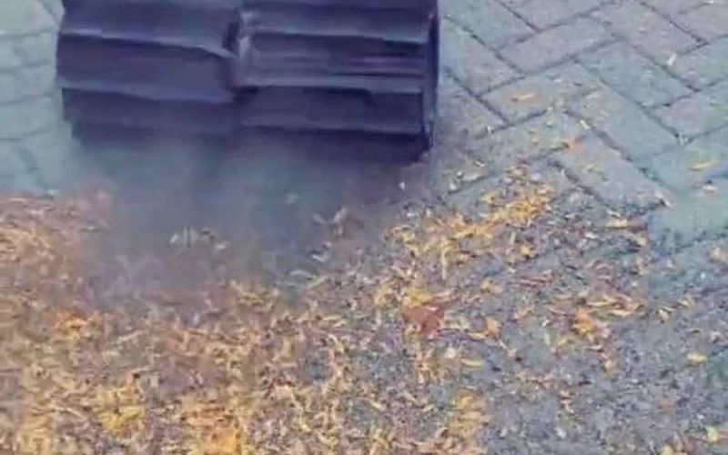 Phát minh mới giúp người lao công tiết kiệm sức lao động khi quét lá