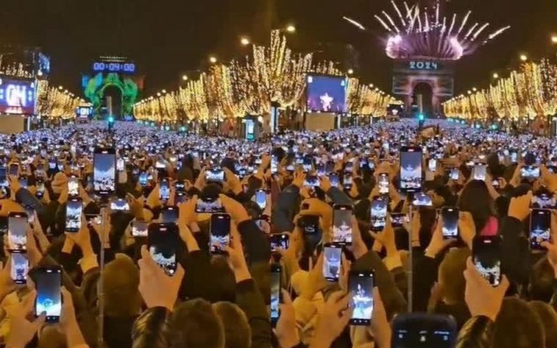 Phía sau cảnh tượng như 'Black Mirror' tại Khải Hoàn Môn