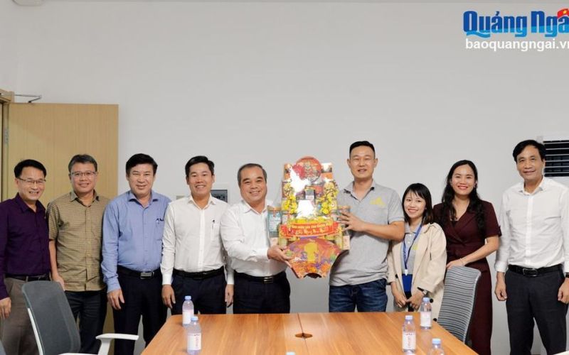 Phó Chủ tịch Thường trực UBND tỉnh Trần Hoàng Tuấn thăm, chúc Tết các doanh nghiệp