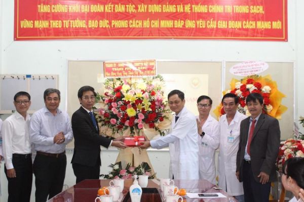Phó Chủ tịch UBND TP Đà Nẵng thăm, chúc mừng Ngày Thầy thuốc Việt Nam