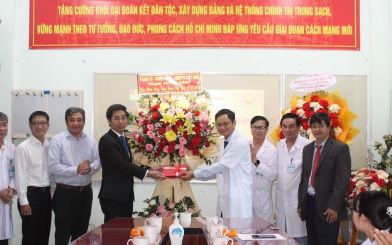 Phó Chủ tịch UBND TP Đà Nẵng thăm, chúc mừng Ngày Thầy thuốc Việt Nam