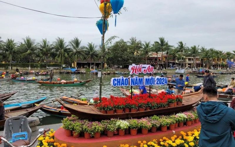 Phố cổ Hội An ken đặc khách tham quan ngày Tết