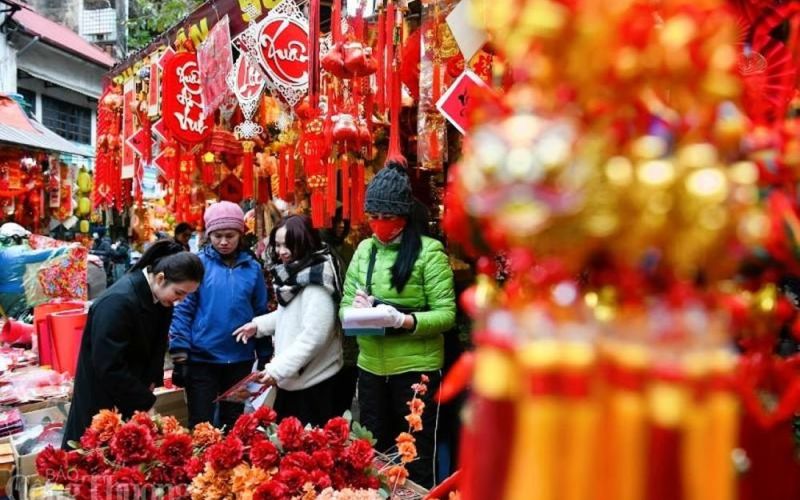 Phố Hàng Mã rực sắc đỏ ngày cuối năm, người dân tất bật sắm Tết