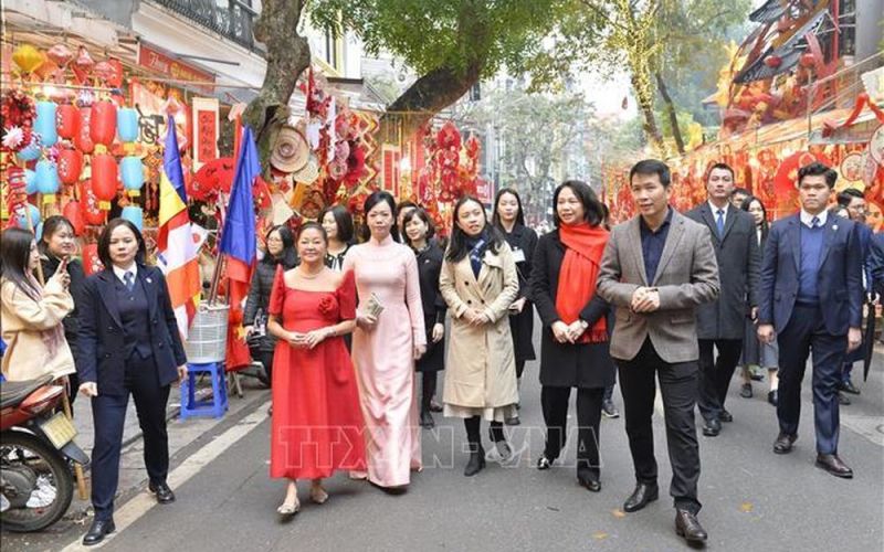 Phu nhân Chủ tịch nước và Phu nhân Tổng thống Philippines thăm quan chợ hoa Tết Hàng Lược