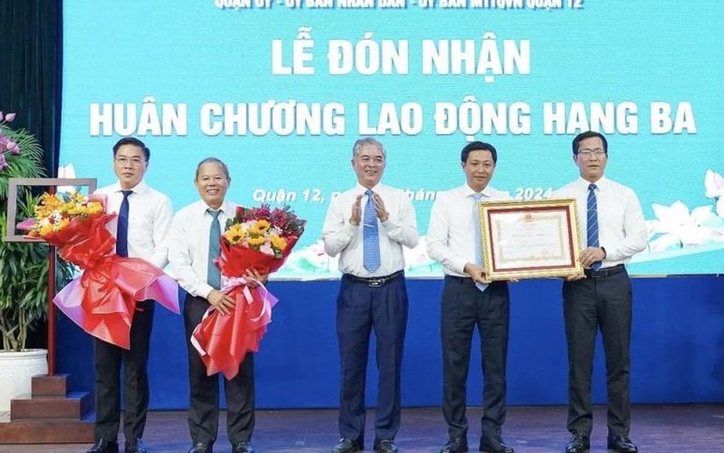 Quận 12 đón nhận Huân chương Lao động hạng Ba