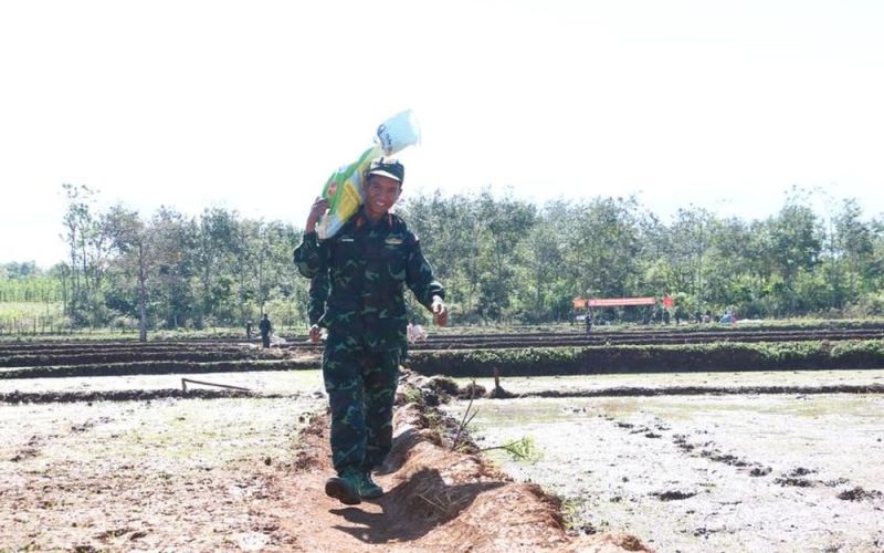 Quân đội 'tiếp sức' xây dựng làng điểm nông thôn mới Thơh Ga B