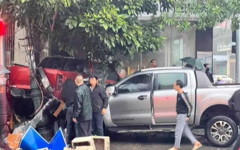 Quảng Ninh: Xe bán tải đâm 2 xe mô tô khiến 3 người tử vong tại chỗ