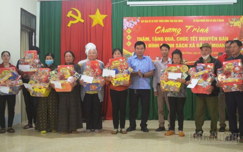 Quỹ Bảo vệ và Phát triển rừng Đắk Nông tặng quà tết cho gia đình chính sách
