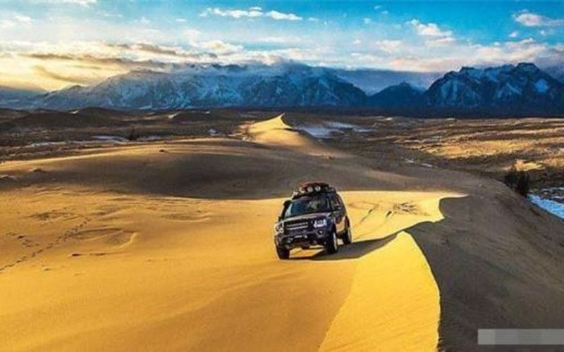 Sa mạc kỳ lạ nhất trên thế giới, được bao quanh bởi những ngọn núi và hồ phủ đầy tuyết