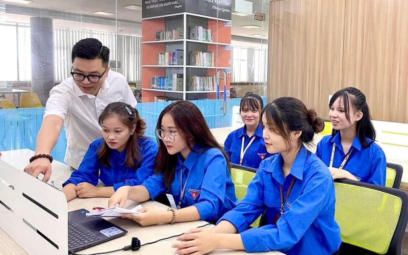 Sinh viên rèn đức, luyện tài