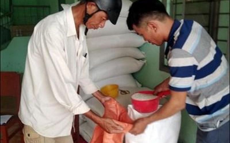 Sóc Trăng cấp phát gạo hỗ trợ hộ nghèo, cận nghèo dịp Tết