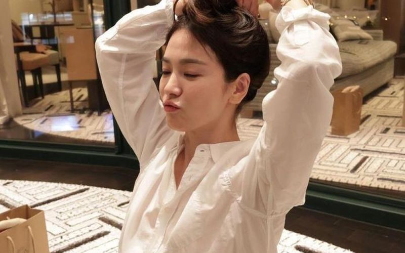 Song Hye Kyo chu môi, 'cưa sừng làm nghé' ở tuổi 43