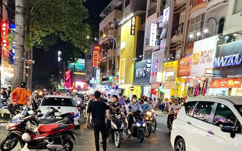 Tắc đường do lấn chiếm bán hàng