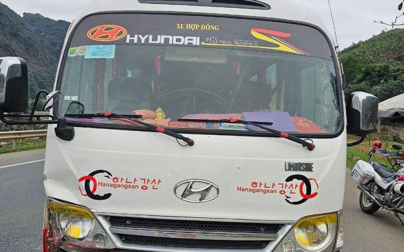 Tạm giữ tài xế ôtô khách chạy quá tốc độ, bỏ chạy và tông vào xe CSGT