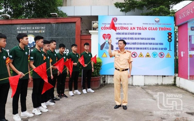 Tăng cường bảo đảm an toàn giao thông cho lứa tuổi học sinh