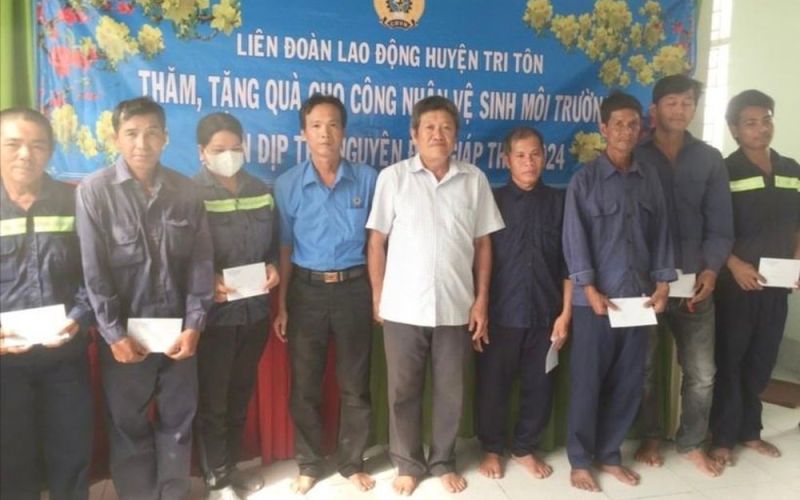 Tặng quà cho công nhân vệ sinh môi trường vui Tết