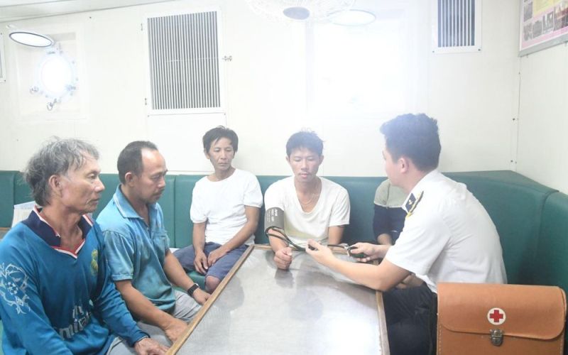 Tàu Hải quân cứu nạn thành công 5 ngư dân trên tàu cá Bình Định