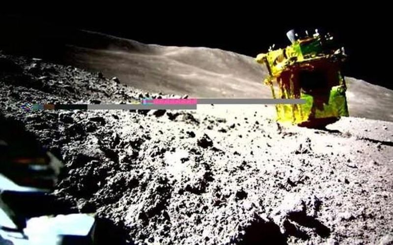 Tàu vũ trụ lộn ngược của Nhật Bản bất ngờ 'sống' lại lần 2