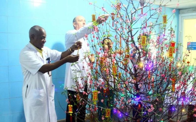 Tết cổ truyền gắn kết các bác sỹ người Việt và các chuyên gia y tế Cuba