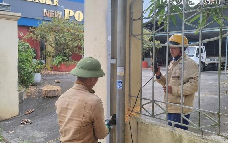 Tháo biển quảng cáo quán karaoke chưa đủ điều kiện phòng cháy, chữa cháy