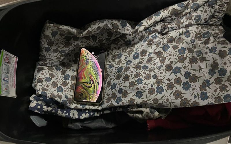 Thói quen để điện thoại trong cốp xe máy có gây cháy, nổ?