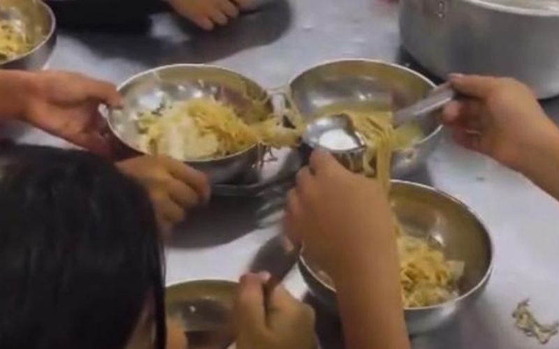 Thông tin mới nhất vụ '11 học sinh ăn 2 gói mì tôm chan cơm' ở Lào Cai