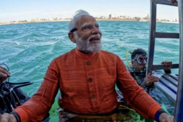 Thủ tướng Ấn Độ hành hương dưới biển