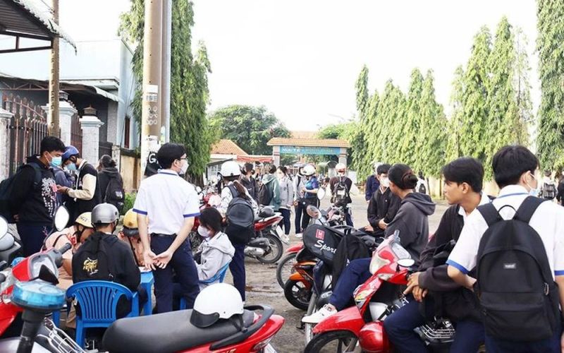 Thủ tướng yêu cầu không nhận trông, giữ xe máy trên 50cc của học sinh quanh trường học
