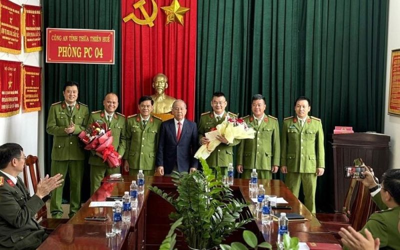 Thưởng nóng 'Ban chuyên án' phá đường dây đưa hàng chục ngàn viên ma túy vào Huế tiêu thụ