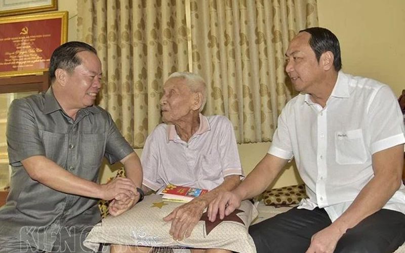 Thường trực Tỉnh ủy Kiên Giang chúc tết nguyên lãnh đạo tỉnh Kiên Giang
