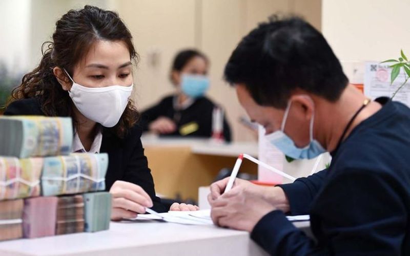 Tiền đổ vào nhà băng tăng kỷ lục; đề xuất cho mua bán trực tiếp điện mặt trời