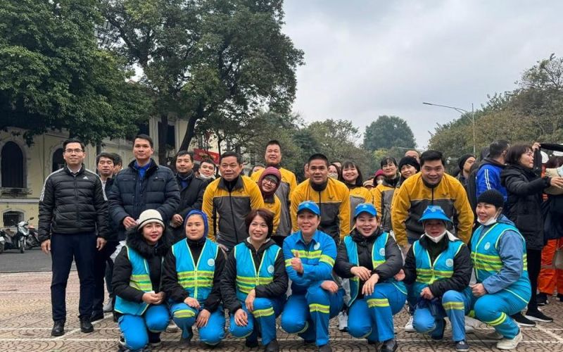 Tổng vệ sinh môi trường khu vực xung quanh hồ Hoàn Kiếm