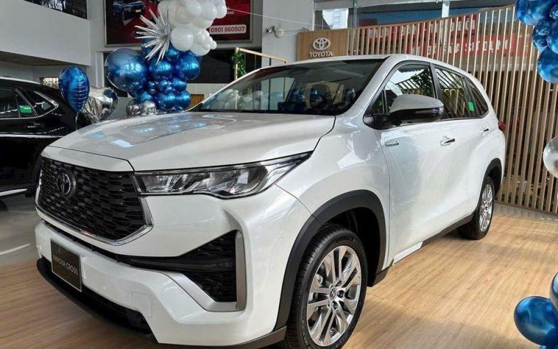 Toyota Innova Cross bị bán 'bia kèm lạc' với mức chênh 20 triệu đồng