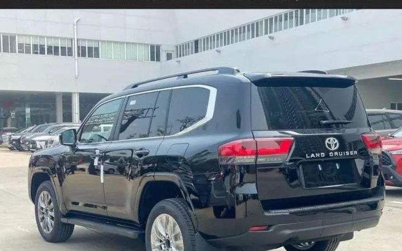 Toyota Land Cruiser được rao bán 'bia kèm lạc' với tiền chênh đủ mua một chiếc Hyundai Creta