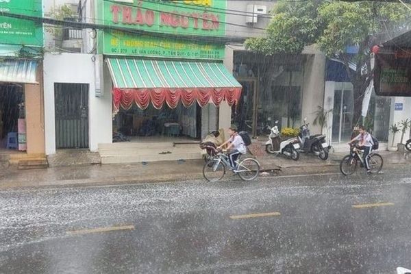 TP. HCM: Nắng nóng rát mặt nhiều ngày, người dân thích thú đón cơn mưa đầu mùa