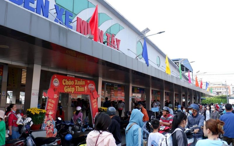 TP Hồ Chí Minh: Bến xe đông nghẹt, sân bay 'giảm nhiệt' trong ngày 28 Tết