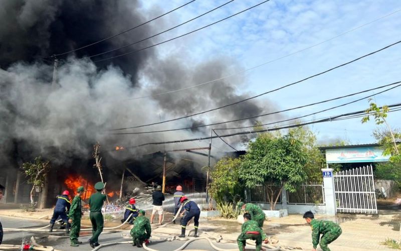 TP Hồ Chí Minh: Cháy lớn vựa ve chai ở Cần Giờ