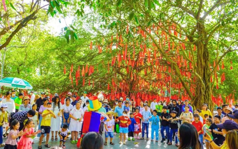 TP Hồ Chí Minh: Giới trẻ đổ xô check-in với 'cây ước nguyện' 300 tuổi