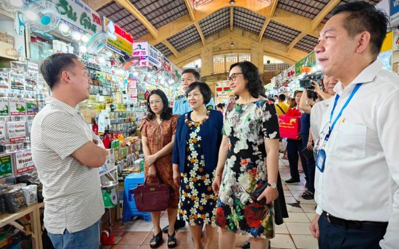 TP Hồ Chí Minh: Hàng Tết dồi dào, giá ổn định