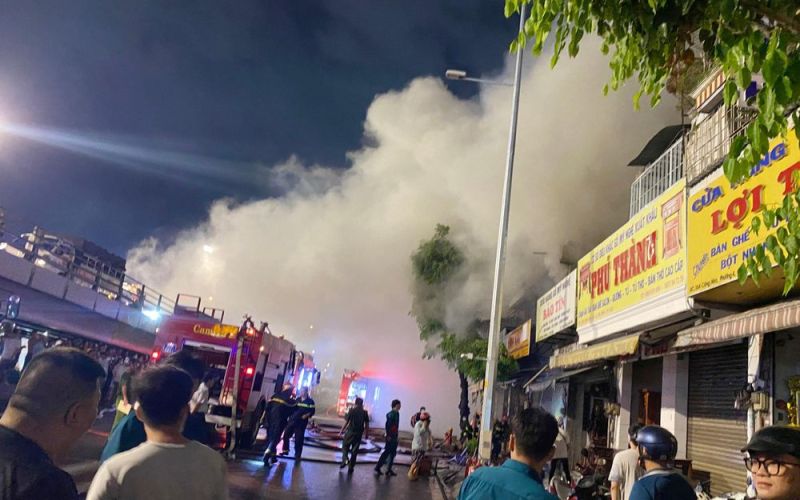 TP.HCM: Cháy cửa hàng đồ gỗ ngay cầu vượt Lăng Cha Cả