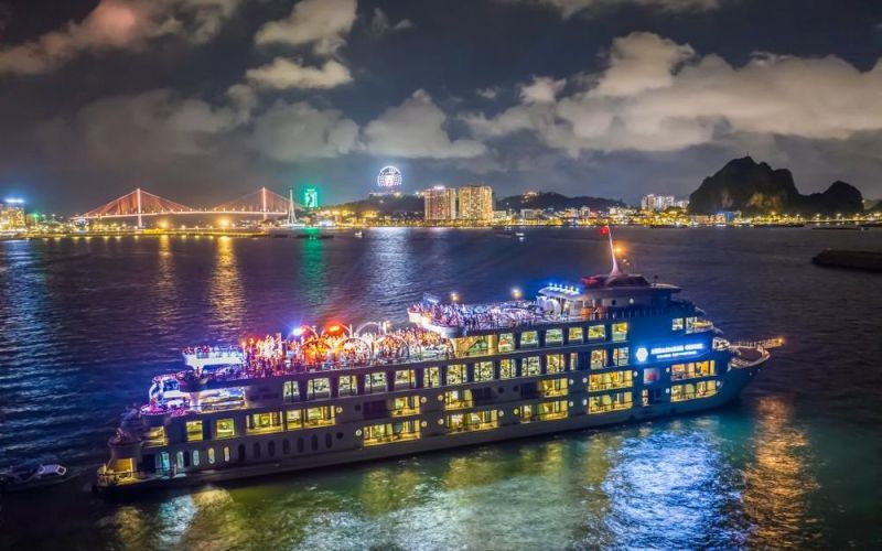 Trải nghiệm âm nhạc phố đêm du thuyền