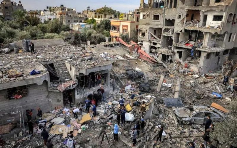 Trại tị nạn ở Gaza thành đống đổ nát vì trúng không kích, 70 người chết