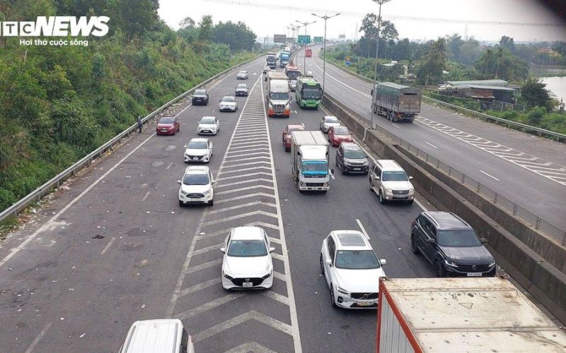 Trăm xe nối đuôi bò từng mét trên cao tốc Đà Nẵng - Quảng Ngãi