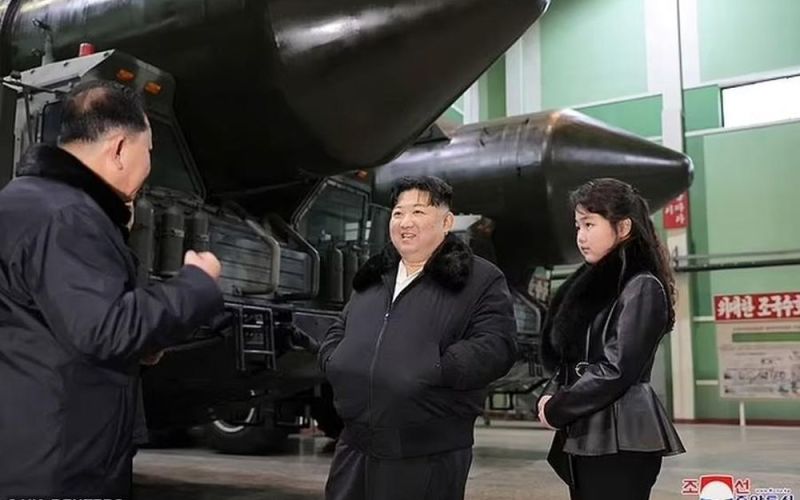 Trang phục tương đồng giữa ông Kim Jong un và con gái nói lên điều gì?