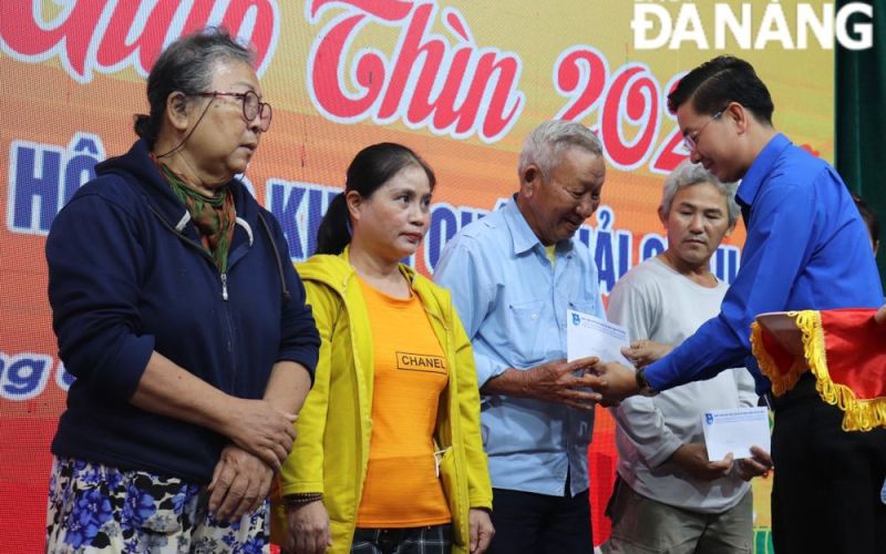 Trao 100 suất quà Tết cho hộ gia đình khó khăn