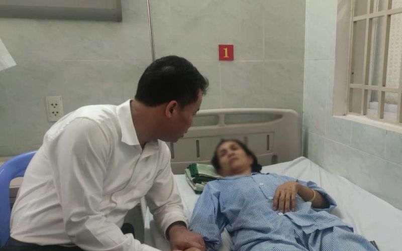 Trao 30 sổ BHXH, 200 thẻ BHYT cho người khó khăn, bệnh nhân nghèo