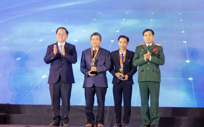 Trao giải Cuộc thi ảnh 'Tổ quốc bên bờ sóng' lần thứ II