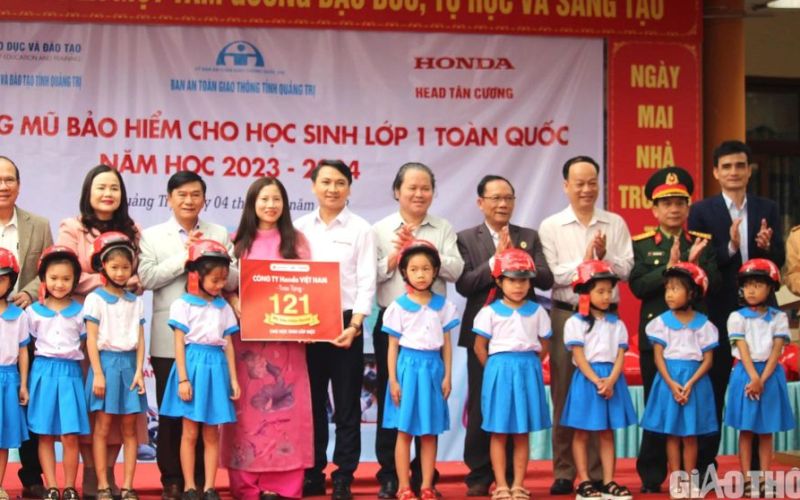 Trao tặng hơn 13.300 mũ bảo hiểm 'Giữ trọn ước mơ' cho học sinh ở Quảng Trị